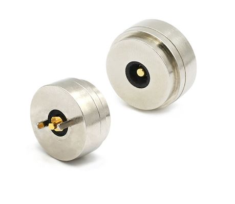 Elektrische aansluiting met magnetische Pogo Pin connector