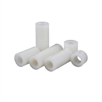 Witte nylon ronde kunststof standoff voor door gat montage op printplaten