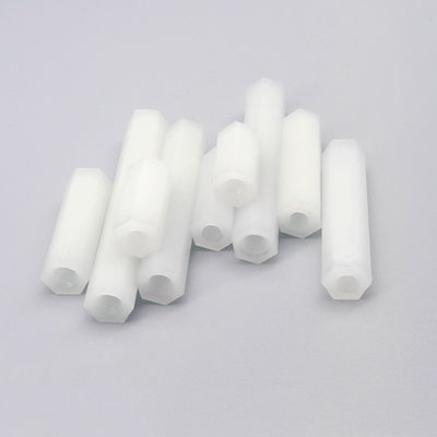 Witte nylon ronde kunststof standoff voor door gat montage op printplaten