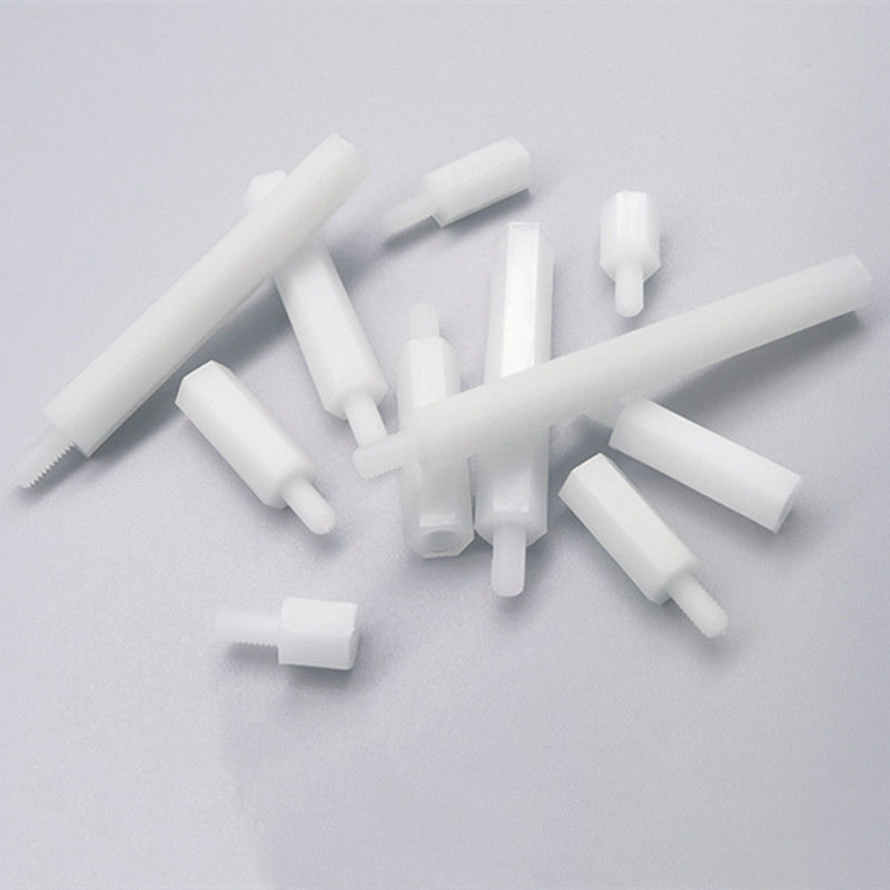 Witte nylon ronde kunststof standoff voor door gat montage op printplaten